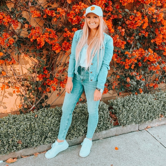 Meet your Posher, Courtney - Picture 2 of 2